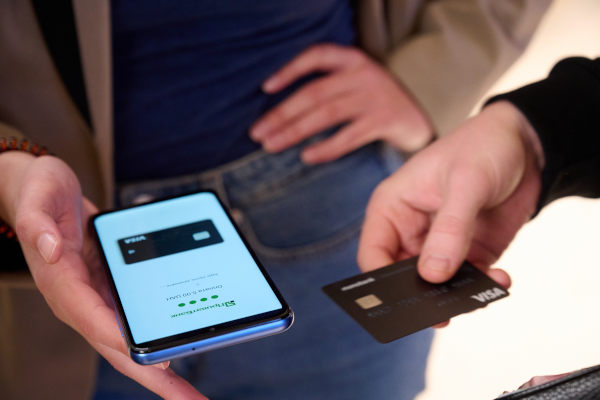 Українці оплачують товарів та послуг через смартфони та застосунок “Термінал” ПриватБанку на 1 млрд грн на місяць