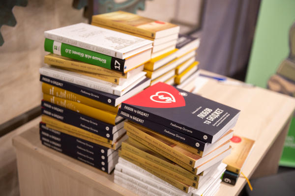 Дбаємо про майбутнє: ПриватБанк разом із Культурними силами передали військовим понад 4300 книг для підвищення фінансових навичок Сьогодні фінансова грамотність – це передусім відповідальність за власне майбутнє.  На початку 2025 року ПриватБанк та Культу