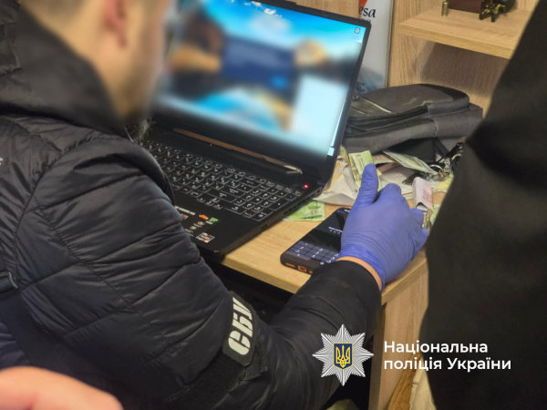 ПриватБанк проти шахрайства: за сприяння служби безпеки банку поліцейські викрили групу шахраїв на Франківщині