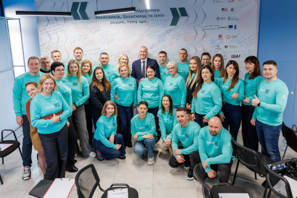 Підтримка ветеранів і ветеранок: 140 фахівців ПриватБанку, які надаватимуть послуги у госпіталях,  пройшли навчання з травмочутливої комунікації